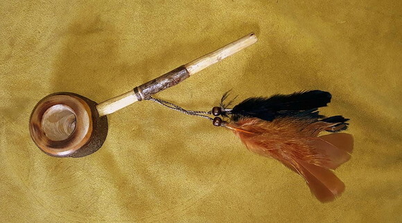Cachimbo de Jurema Preta Personalizada com Penas Pretas e Dourada