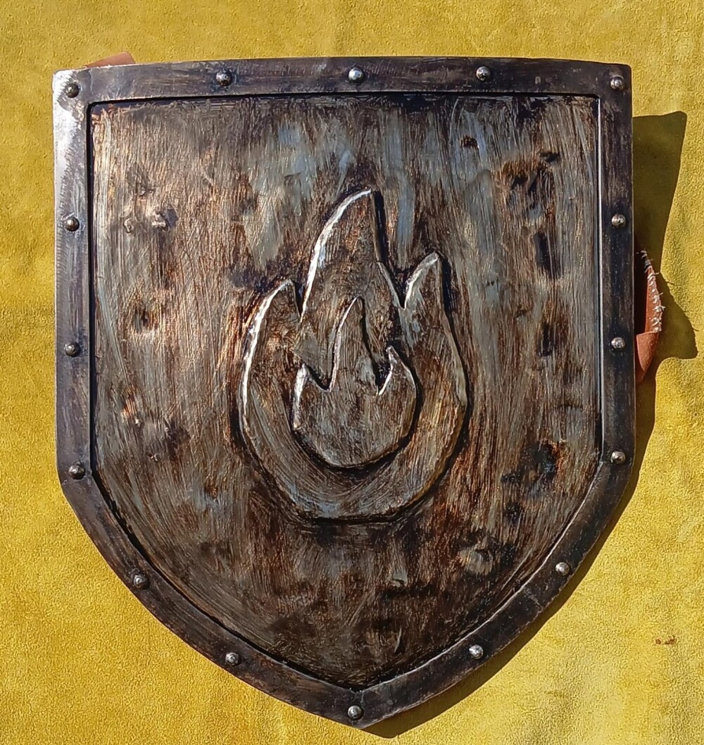 Escudo de Metal com Alças e Acabamento em Couro 40cmx45cm