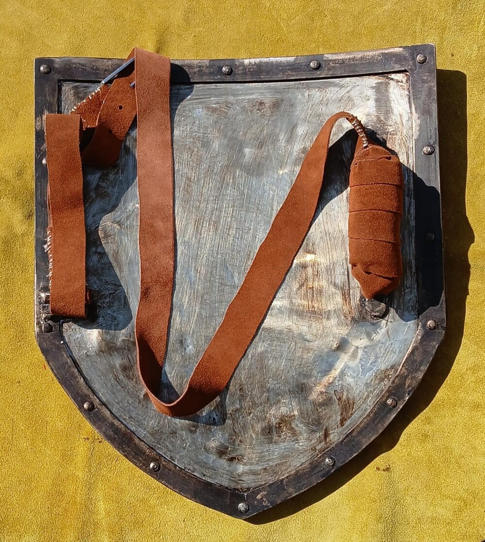 Escudo de Metal com Alças e Acabamento em Couro 40cmx45cm