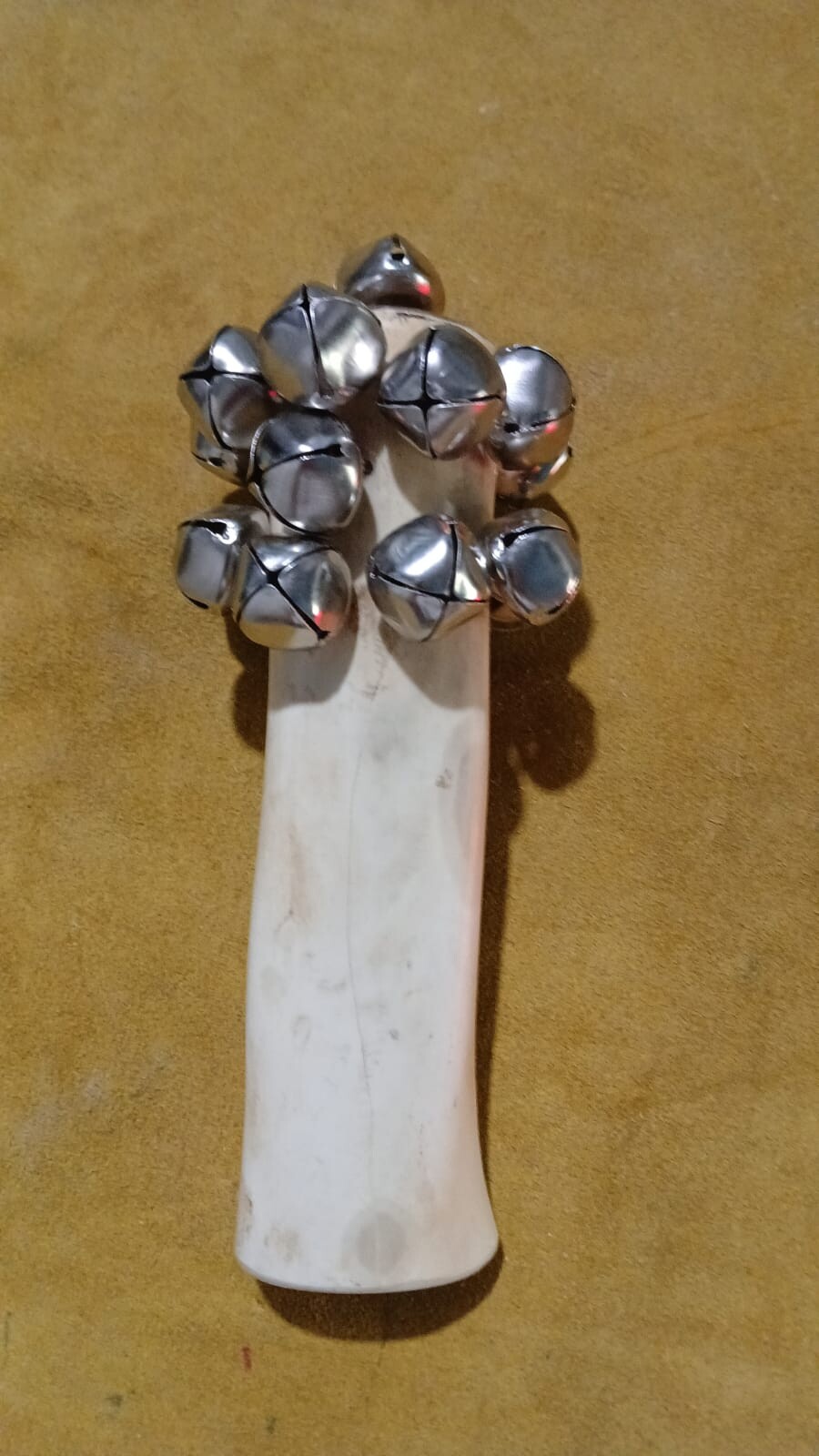 Maraca Chocalho Campanela de Osso com  20 Guisos de Metal 20cmx10