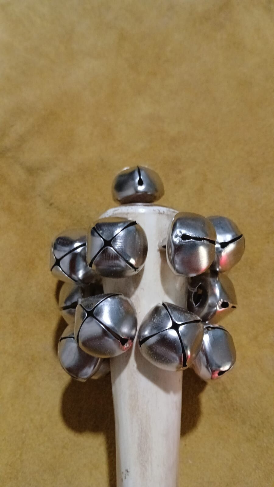 Maraca Chocalho Campanela de Osso com  20 Guisos de Metal 20cmx10