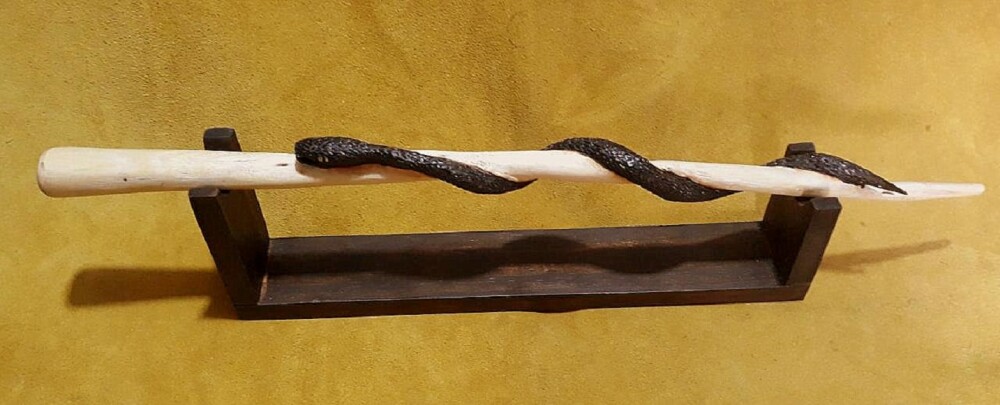 Varinha Mágica de Madeira Salgueiro Cobra Entalhada 40cm c/base