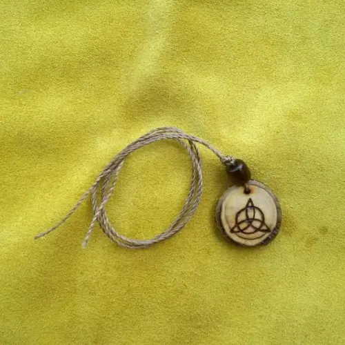 COLAR DE MADEIRA TRIQUETRA