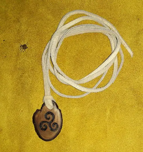 COLAR DE MADEIRA TRISKLE