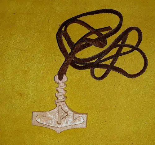 COLAR MARTELO DE THOR / MJÖLNIR MOD. 02 CEDRO C/BETUME