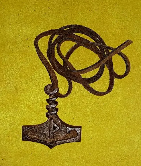 COLAR MARTELO DE THOR / MJÖLNIR MOD. 02 CEDRO ENCERADO
