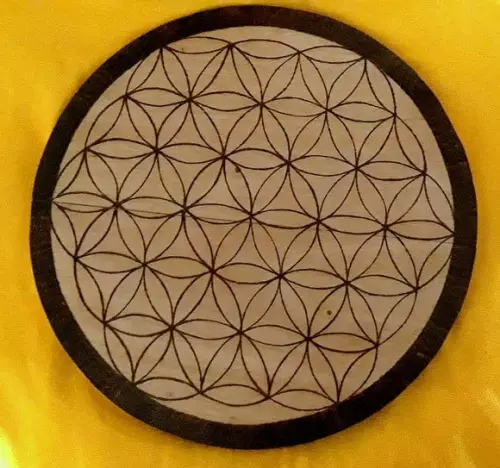 Cristal Grid em Cedro Amarelo 45cm Flor da Vida