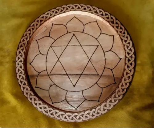 CRISTAL GRID EM CEDRO VERMELHO COM BORDA 45CM