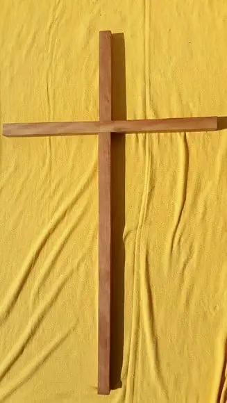 CRUZ EM MADEIRA CLARA - 1,50 x 0,90cm X 4CM