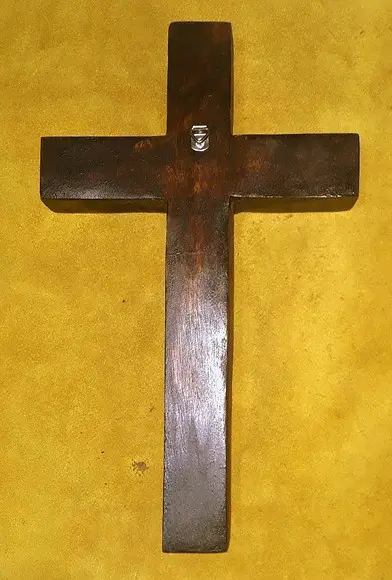 CRUZ EM MADEIRA PERSONALIZADA PARA PENDURAR - 30cm
