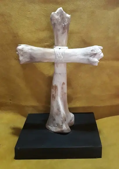 Cruz em Osso de Boi c/ Base de Madeira - 50cm