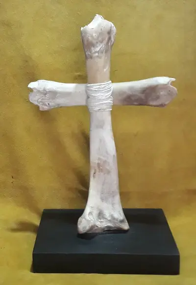 Cruz em Osso de Boi c/ Base de Madeira - 50cm