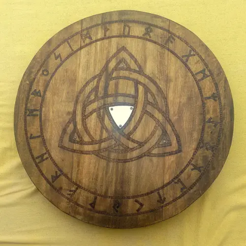ESCUDO MADEIRA E METAL TRISKLE CELTA 70X70