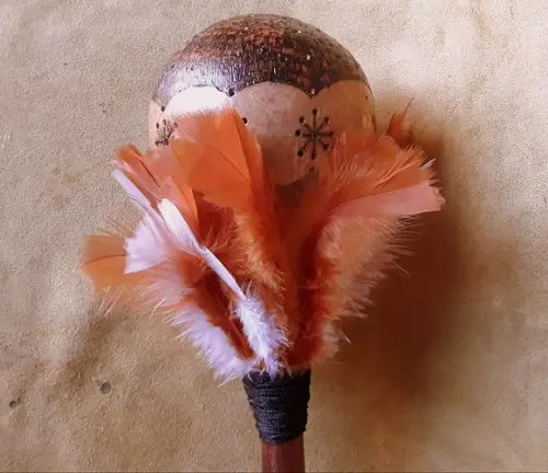 MARACA MOD. 06 PENAS MARROM E BRANCA