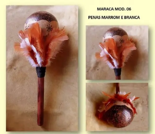 MARACA MOD. 06 PENAS MARROM E BRANCA