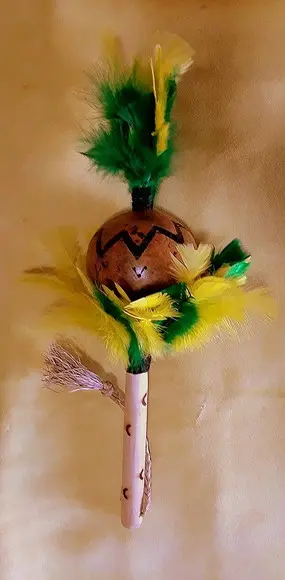 MARACA MOD. 10 PENAS VERDES E AMARELAS