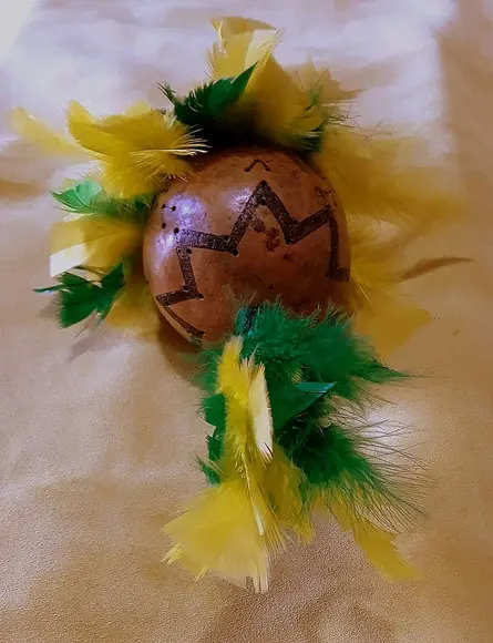 MARACA MOD. 10 PENAS VERDES E AMARELAS