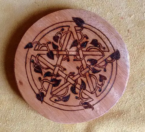 PENTAGRAMA COM FOLHAGENS