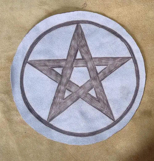 Pentagrama Pirogravado em Couro Rustico 25cm