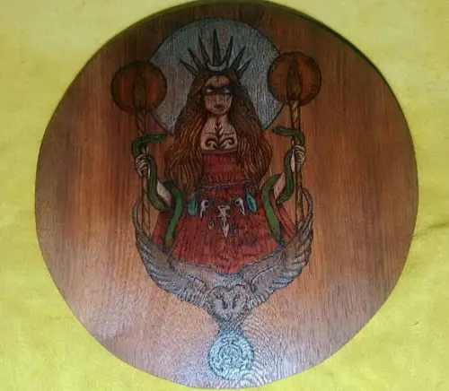 PLACA HÉCATE PINTADA 28CM