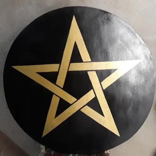 Placa Pentagrama 70x70x2cm Pintada Preto/dourado