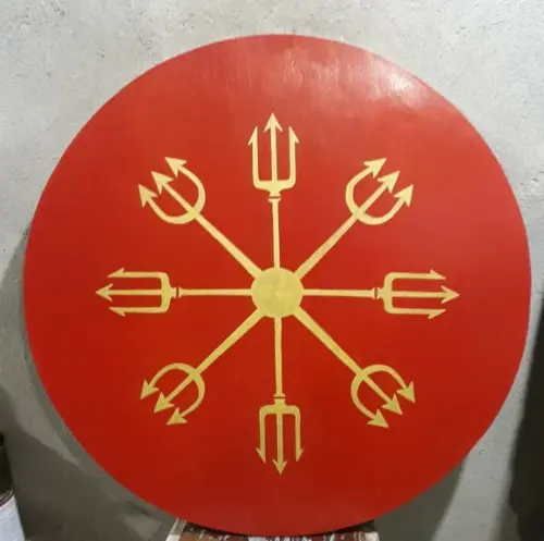 Placa Tridentes 80x80x2cm Pintada Vermelho/dourado