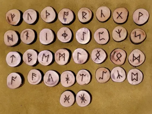 Runas de Cedro Futhark Northumbria 33 Peças