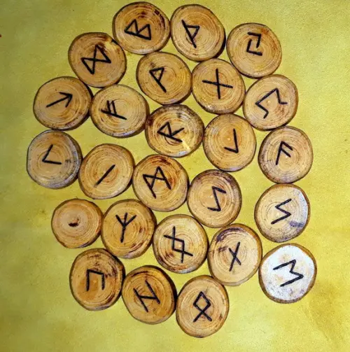 Runas de Pinheiro 25 Peças