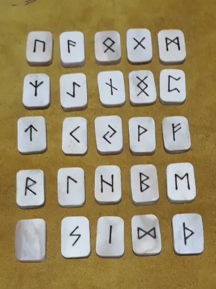 Runas Osso de Boi Pirogravadas 25 Peças