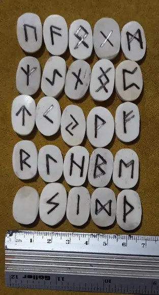 Runas Osso de Boi Min Pirogravadas c/ Saquinho em Couro 28cm