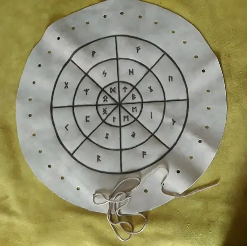 Runas Osso de Boi Pirogravadas com Saquinho em Couro 45cm