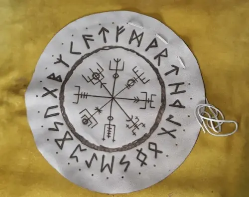 Saquinho / Toalha Couro Escudo Runico 45cm Mod. 06
