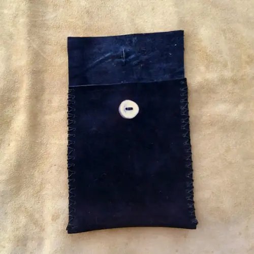 SAQUINHO EM COURO PRETO MOD. 06 18x15