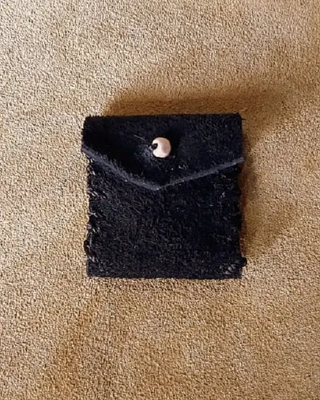 Saquinho Patuá em Couro Preto 3,5 cm x 4cm