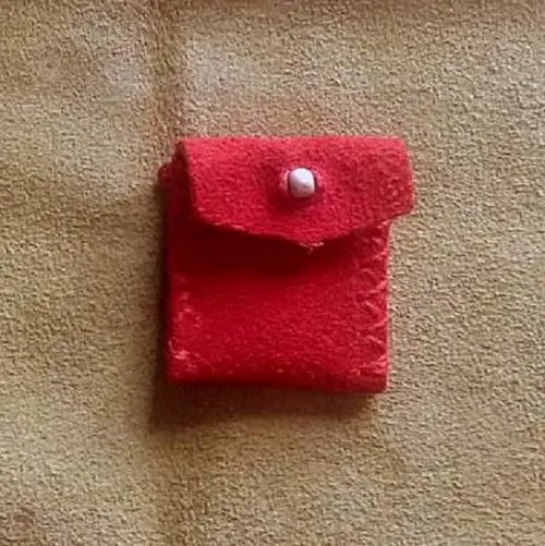 Saquinho Patuá em Couro Vermelho 3,5 cm x 4cm