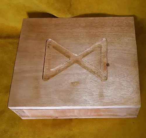 SPELLBOX / CAIXA DE MADEIRA ENTALHADA RUNA 28X10X30