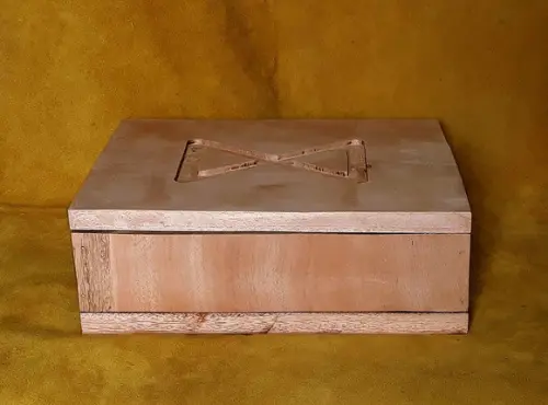SPELLBOX / CAIXA DE MADEIRA ENTALHADA RUNA 28X10X30