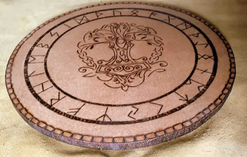 TÁBUA OU PLACA RÚNICA PARA LEITURA