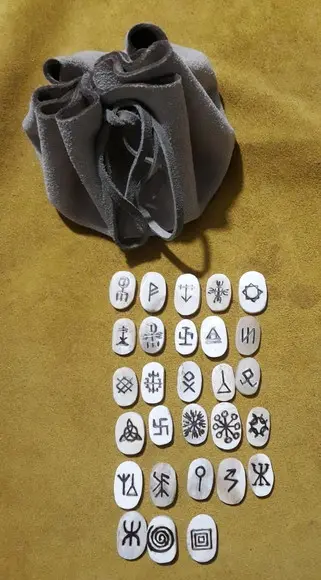 Talismãs Runicos Osso de Boi Mini c/ Saquinho em Couro 28cm