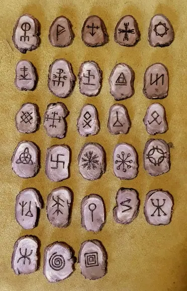 TALISMÃS RUNICOS EM TEIXO - 28 PEÇAS