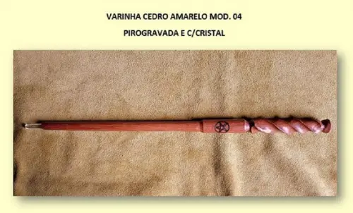 Varinha Cedro Amarelo Mod. 04 C/cristal e Pirogravada