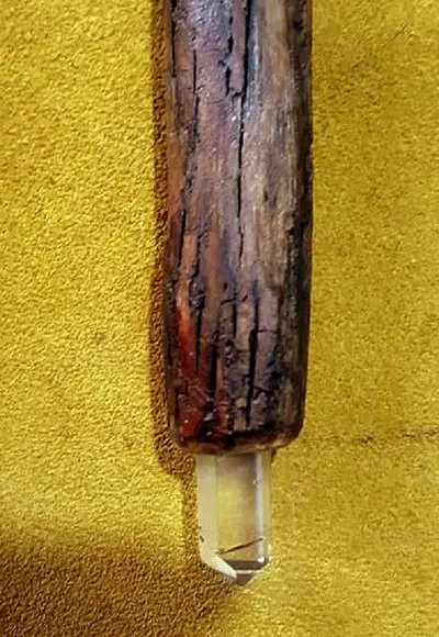 Varinha Cedro Rosa com Cristal no Cabo