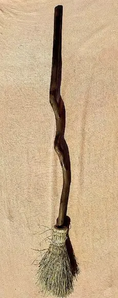 Vassoura de Bruxa Cabo de Cedro 120cm