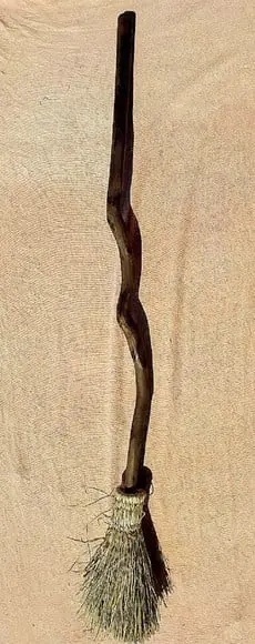 Vassoura de Bruxa Cabo Dee Cedro 120cm