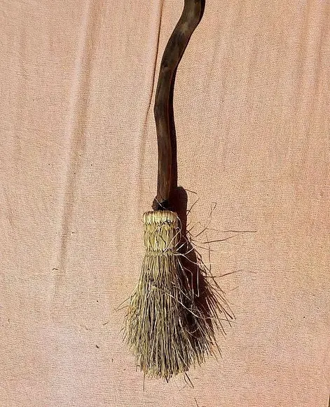 Vassoura de Bruxa Cabo de Cedro 120cm