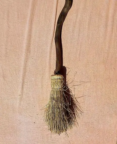 Vassoura de Bruxa Cabo Dee Cedro 120cm