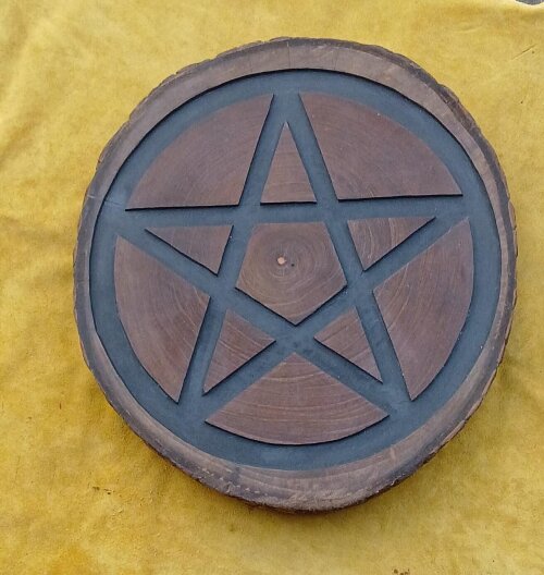 Placa de Madeira Pentagrama Entalhado e Pintado 43x41x5
