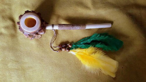 Cachimbo de Angico Personalizado com Penas Verdes e Amarelas