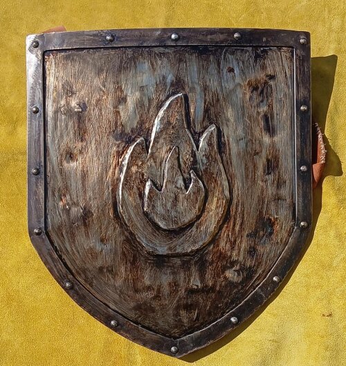 Escudo de Metal com Alças e Acabamento em Couro 40cmx45cm