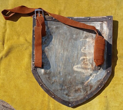 Escudo de Metal com Alças e Acabamento em Couro 40cmx45cm